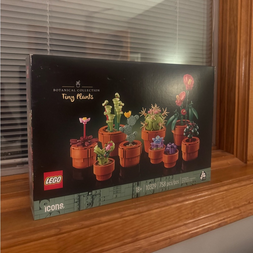 Lego Green and Red Decorative Accents Set